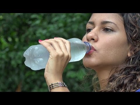 Los efectos de reutilizar botellas de plástico